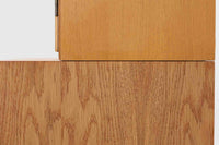 Borge mogensenがSoborg社のためにデザインしたユニットシェルフです。このシェルフは、高品質なオーク材が用いられており、ナチュラルな風合いが特徴的です。下段の引き出し4杯と上段のキャビネットは十分な収納力があり、キャビネットは鍵つきで大切な物を収納する事も出来そうです。