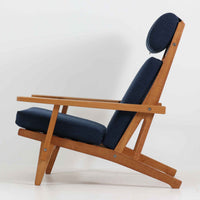 北欧より買い付けた「GE375」は、快適な座り心地を提供してくれます。また、ヘッドレストの位置を調整できるのも嬉しいポイントです。ウェグナーの作品の中でも特筆すべき点は、その柔軟性と機能性です。GE375同士であれば、ソファを分解して組み合わせることで、様々なレイアウトが可能です。こちらはアーム付きのモデルとなります。