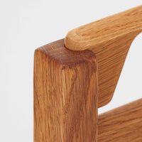 北欧より買い付けた「GE375」は、快適な座り心地を提供してくれます。また、ヘッドレストの位置を調整できるのも嬉しいポイントです。ウェグナーの作品の中でも特筆すべき点は、その柔軟性と機能性です。GE375同士であれば、ソファを分解して組み合わせることで、様々なレイアウトが可能です。こちらはアーム付きのモデルとなります。