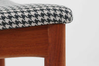 Johannes Andersenデザインの「Julian Chair」は、1960年代にUldum mobelfabrik社から発表されたチーク材のダイニングチェアです。特徴的な美しい曲線を描く背もたれと広めに設計された座面は、背中をしっかりと支え、快適な座り心地を提供します。彫刻的な軽快なフレームと実用性を兼ね備えたデザインが魅力的で、チーク材の温かみのある色味を引き立てています。