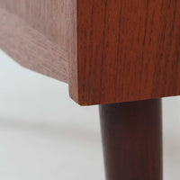 デンマーク製のチーク材によるライティングビューロです。幅85cmと程よいサイズ感で、上段には小引き出しを備え、小物や文具を整理しやすい構造になっています。中央のライティング天板は手前にスライドさせることで作業スペースが確保でき、書き物やノートPCの使用に最適です。さらに、内部には鏡が備わっており、ドレッサーとしても活用できる実用的なデザインです。下段には容量の大きな引き出しが3杯あり、衣類や書類の収納にも対応します。チーク材特有の温かみのある木目と経年による艶が味わい深く、実用性と美観を兼ね備えたビンテージ家具です。