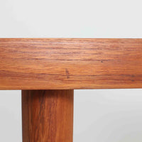 デンマーク製円形エクステンションダイニングテーブルです。チーク材特有の温かみある木目が美しく、滑らかな質感が空間に上質な印象を与えます。幕板と天板が一体化した構造により、すっきりとした見た目と安定感のある構造を両立。天板中央の拡張板を取り付けることで人数や用途に合わせてサイズを調整でき、普段使いから来客時まで幅広く対応します。テーパー脚が軽やかな印象を添え、経年で深みを増したチークの色合いが北欧ビンテージならではの魅力を引き立てます。