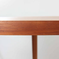 デンマーク製円形エクステンションダイニングテーブルです。チーク材特有の温かみある木目が美しく、滑らかな質感が空間に上質な印象を与えます。幕板と天板が一体化した構造により、すっきりとした見た目と安定感のある構造を両立。天板中央の拡張板を取り付けることで人数や用途に合わせてサイズを調整でき、普段使いから来客時まで幅広く対応します。テーパー脚が軽やかな印象を添え、経年で深みを増したチークの色合いが北欧ビンテージならではの魅力を引き立てます。