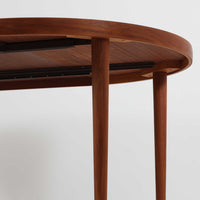 デンマーク製円形エクステンションダイニングテーブルです。チーク材特有の温かみある木目が美しく、滑らかな質感が空間に上質な印象を与えます。幕板と天板が一体化した構造により、すっきりとした見た目と安定感のある構造を両立。天板中央の拡張板を取り付けることで人数や用途に合わせてサイズを調整でき、普段使いから来客時まで幅広く対応します。テーパー脚が軽やかな印象を添え、経年で深みを増したチークの色合いが北欧ビンテージならではの魅力を引き立てます。