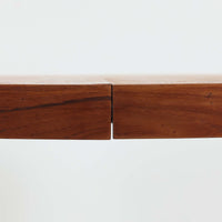 デンマーク製円形エクステンションダイニングテーブルです。チーク材特有の温かみある木目が美しく、滑らかな質感が空間に上質な印象を与えます。幕板と天板が一体化した構造により、すっきりとした見た目と安定感のある構造を両立。天板中央の拡張板を取り付けることで人数や用途に合わせてサイズを調整でき、普段使いから来客時まで幅広く対応します。テーパー脚が軽やかな印象を添え、経年で深みを増したチークの色合いが北欧ビンテージならではの魅力を引き立てます。