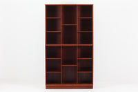 北欧より買い付けた「Peter Hvidt & Orla molgaard」によってデザインされたブックシェルフです。良質なチーク無垢材が贅沢に使用されており、縁のフィンガージョイントが特徴的なデザインです。一番最後の写真はイメージ写真となります。