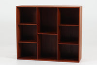 北欧より買い付けた「Peter Hvidt & Orla molgaard」によってデザインされたブックシェルフです。良質なチーク無垢材が贅沢に使用されており、縁のフィンガージョイントが特徴的なデザインです。一番最後の写真はイメージ写真となります。