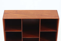 北欧より買い付けた「Peter Hvidt & Orla molgaard」によってデザインされたブックシェルフです。良質なチーク無垢材が贅沢に使用されており、縁のフィンガージョイントが特徴的なデザインです。一番最後の写真はイメージ写真となります。