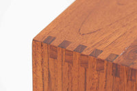 北欧より買い付けた「Peter Hvidt & Orla molgaard」によってデザインされたブックシェルフです。良質なチーク無垢材が贅沢に使用されており、縁のフィンガージョイントが特徴的なデザインです。一番最後の写真はイメージ写真となります。