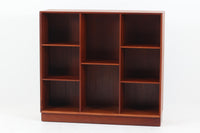 北欧より買い付けた「Peter Hvidt & Orla molgaard」によってデザインされたブックシェルフです。良質なチーク無垢材が贅沢に使用されており、縁のフィンガージョイントが特徴的なデザインです。一番最後の写真はイメージ写真となります。