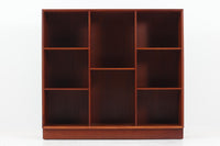 北欧より買い付けた「Peter Hvidt & Orla molgaard」によってデザインされたブックシェルフです。良質なチーク無垢材が贅沢に使用されており、縁のフィンガージョイントが特徴的なデザインです。一番最後の写真はイメージ写真となります。