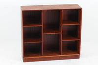 北欧より買い付けた「Peter Hvidt & Orla molgaard」によってデザインされたブックシェルフです。良質なチーク無垢材が贅沢に使用されており、縁のフィンガージョイントが特徴的なデザインです。一番最後の写真はイメージ写真となります。