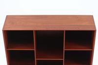 北欧より買い付けた「Peter Hvidt & Orla molgaard」によってデザインされたブックシェルフです。良質なチーク無垢材が贅沢に使用されており、縁のフィンガージョイントが特徴的なデザインです。一番最後の写真はイメージ写真となります。