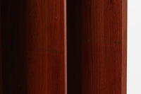 北欧より買い付けた「Peter Hvidt & Orla molgaard」によってデザインされたブックシェルフです。良質なチーク無垢材が贅沢に使用されており、縁のフィンガージョイントが特徴的なデザインです。一番最後の写真はイメージ写真となります。