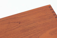 北欧より買い付けた「Peter Hvidt & Orla molgaard」によってデザインされたブックシェルフです。良質なチーク無垢材が贅沢に使用されており、縁のフィンガージョイントが特徴的なデザインです。一番最後の写真はイメージ写真となります。