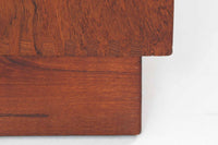 北欧より買い付けた「Peter Hvidt & Orla molgaard」によってデザインされたブックシェルフです。良質なチーク無垢材が贅沢に使用されており、縁のフィンガージョイントが特徴的なデザインです。一番最後の写真はイメージ写真となります。