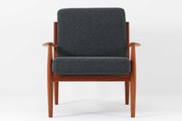 こちらは、Grete Jalkが1962年にデザインしたイージーチェア「model 118」です。全体に美しい曲線が取り入れられており、特にアームと背もたれの流れるようなラインが印象的なデザインです。製造は、現在は廃業しているFrance & Son社によるもので、ヴィンテージ品としてのみ入手可能な希少な一品です。クッション内部にはスプリングが内蔵されており、快適な座り心地です。デザイン性と実用性を兼ね備えた、北欧家具の名作です。