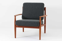 こちらは、Grete Jalkが1962年にデザインしたイージーチェア「model 118」です。全体に美しい曲線が取り入れられており、特にアームと背もたれの流れるようなラインが印象的なデザインです。製造は、現在は廃業しているFrance & Son社によるもので、ヴィンテージ品としてのみ入手可能な希少な一品です。クッション内部にはスプリングが内蔵されており、快適な座り心地です。デザイン性と実用性を兼ね備えた、北欧家具の名作です。