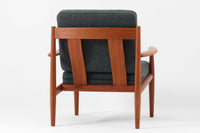 こちらは、Grete Jalkが1962年にデザインしたイージーチェア「model 118」です。全体に美しい曲線が取り入れられており、特にアームと背もたれの流れるようなラインが印象的なデザインです。製造は、現在は廃業しているFrance & Son社によるもので、ヴィンテージ品としてのみ入手可能な希少な一品です。クッション内部にはスプリングが内蔵されており、快適な座り心地です。デザイン性と実用性を兼ね備えた、北欧家具の名作です。