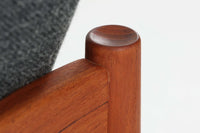 こちらは、Grete Jalkが1962年にデザインしたイージーチェア「model 118」です。全体に美しい曲線が取り入れられており、特にアームと背もたれの流れるようなラインが印象的なデザインです。製造は、現在は廃業しているFrance & Son社によるもので、ヴィンテージ品としてのみ入手可能な希少な一品です。クッション内部にはスプリングが内蔵されており、快適な座り心地です。デザイン性と実用性を兼ね備えた、北欧家具の名作です。