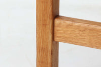 日本でも人気が高いボーエ・モーエンセンによる、チェア "model 2257"です。シンプルなデザインと強度と快適性を両立させた、軽量な四角形のフレームが特徴的です。良質なオーク材が使用されています。