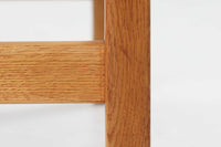 日本でも人気が高いボーエ・モーエンセンによる、チェア "model 2257"です。シンプルなデザインと強度と快適性を両立させた、軽量な四角形のフレームが特徴的です。良質なオーク材が使用されています。