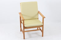 日本でも人気が高いボーエ・モーエンセンによる、チェア "model 2257"です。シンプルなデザインと強度と快適性を両立させた、軽量な四角形のフレームが特徴的です。良質なオーク材が使用されています。