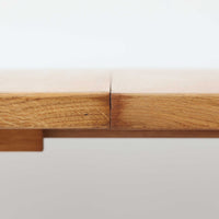 デンマークのデザイナー、Kurt Ostervig(カート・ウストヴィ)が手がけ、Jason Mobler社から発表された円形エクステンションダイニングテーブル。美しいオーク材の木目と、円形から楕円形へと広がる機能性を兼ね備えた一台です。交差する脚部の構造が彫刻的な存在感を放ち、視覚的な安定感も演出します。中央のリーフを追加することで来客時にも対応でき、実用性とデザイン性を両立。経年によるオーク材の味わい深い表情と丁寧な仕上げが、北欧ビンテージ家具ならではの魅力を感じさせます。ダイニングだけでなく、作業台としての使用にもおすすめです。