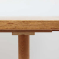 デンマークのデザイナー、Kurt Ostervig(カート・ウストヴィ)が手がけ、Jason Mobler社から発表された円形エクステンションダイニングテーブル。美しいオーク材の木目と、円形から楕円形へと広がる機能性を兼ね備えた一台です。交差する脚部の構造が彫刻的な存在感を放ち、視覚的な安定感も演出します。中央のリーフを追加することで来客時にも対応でき、実用性とデザイン性を両立。経年によるオーク材の味わい深い表情と丁寧な仕上げが、北欧ビンテージ家具ならではの魅力を感じさせます。ダイニングだけでなく、作業台としての使用にもおすすめです。