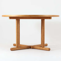 デンマークのデザイナー、Kurt Ostervig(カート・ウストヴィ)が手がけ、Jason Mobler社から発表された円形エクステンションダイニングテーブル。美しいオーク材の木目と、円形から楕円形へと広がる機能性を兼ね備えた一台です。交差する脚部の構造が彫刻的な存在感を放ち、視覚的な安定感も演出します。中央のリーフを追加することで来客時にも対応でき、実用性とデザイン性を両立。経年によるオーク材の味わい深い表情と丁寧な仕上げが、北欧ビンテージ家具ならではの魅力を感じさせます。ダイニングだけでなく、作業台としての使用にもおすすめです。