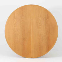 デンマークのデザイナー、Kurt Ostervig(カート・ウストヴィ)が手がけ、Jason Mobler社から発表された円形エクステンションダイニングテーブル。美しいオーク材の木目と、円形から楕円形へと広がる機能性を兼ね備えた一台です。交差する脚部の構造が彫刻的な存在感を放ち、視覚的な安定感も演出します。中央のリーフを追加することで来客時にも対応でき、実用性とデザイン性を両立。経年によるオーク材の味わい深い表情と丁寧な仕上げが、北欧ビンテージ家具ならではの魅力を感じさせます。ダイニングだけでなく、作業台としての使用にもおすすめです。