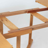 デンマークのデザイナー、Kurt Ostervig(カート・ウストヴィ)が手がけ、Jason Mobler社から発表された円形エクステンションダイニングテーブル。美しいオーク材の木目と、円形から楕円形へと広がる機能性を兼ね備えた一台です。交差する脚部の構造が彫刻的な存在感を放ち、視覚的な安定感も演出します。中央のリーフを追加することで来客時にも対応でき、実用性とデザイン性を両立。経年によるオーク材の味わい深い表情と丁寧な仕上げが、北欧ビンテージ家具ならではの魅力を感じさせます。ダイニングだけでなく、作業台としての使用にもおすすめです。