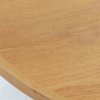 デンマークのデザイナー、Kurt Ostervig(カート・ウストヴィ)が手がけ、Jason Mobler社から発表された円形エクステンションダイニングテーブル。美しいオーク材の木目と、円形から楕円形へと広がる機能性を兼ね備えた一台です。交差する脚部の構造が彫刻的な存在感を放ち、視覚的な安定感も演出します。中央のリーフを追加することで来客時にも対応でき、実用性とデザイン性を両立。経年によるオーク材の味わい深い表情と丁寧な仕上げが、北欧ビンテージ家具ならではの魅力を感じさせます。ダイニングだけでなく、作業台としての使用にもおすすめです。