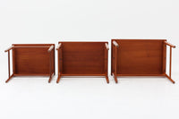 Hans J. WegnerによるAT40です。オーク材が使用された物は良く見かけますが、天板と脚共にチーク材が使用されている希少なモデルです。また、天板が突板のモデルもありますが、こちらは天板も無垢材のさらに希少なモデルとなっております。