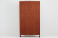 北欧より買い付けたHans J. Wegnerデザインのブックシェルフです。 彼のキャビネット類を数多く手がけたRY mobler社製の本棚です。本体はオーク材が使用されています。 シンプルなデザインながらも要所要所にウェグナーらしいデザインが施してあり、実用性にも優れている逸品です。