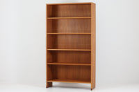 北欧より買い付けたHans J. Wegnerデザインのブックシェルフです。 彼のキャビネット類を数多く手がけたRY mobler社製の本棚です。本体はオーク材が使用されています。 シンプルなデザインながらも要所要所にウェグナーらしいデザインが施してあり、実用性にも優れている逸品です。