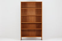 北欧より買い付けたHans J. Wegnerデザインのブックシェルフです。 彼のキャビネット類を数多く手がけたRY mobler社製の本棚です。本体はオーク材が使用されています。 シンプルなデザインながらも要所要所にウェグナーらしいデザインが施してあり、実用性にも優れている逸品です。