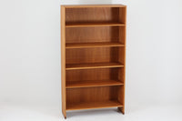 北欧より買い付けたHans J. Wegnerデザインのブックシェルフです。 彼のキャビネット類を数多く手がけたRY mobler社製の本棚です。本体はオーク材が使用されています。 シンプルなデザインながらも要所要所にウェグナーらしいデザインが施してあり、実用性にも優れている逸品です。