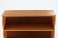 北欧より買い付けたHans J. Wegnerデザインのブックシェルフです。 彼のキャビネット類を数多く手がけたRY mobler社製の本棚です。本体はオーク材が使用されています。 シンプルなデザインながらも要所要所にウェグナーらしいデザインが施してあり、実用性にも優れている逸品です。