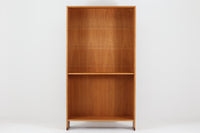 北欧より買い付けたHans J. Wegnerデザインのブックシェルフです。 彼のキャビネット類を数多く手がけたRY mobler社製の本棚です。本体はオーク材が使用されています。 シンプルなデザインながらも要所要所にウェグナーらしいデザインが施してあり、実用性にも優れている逸品です。
