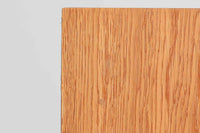 北欧より買い付けたHans J. Wegnerデザインのブックシェルフです。 彼のキャビネット類を数多く手がけたRY mobler社製の本棚です。本体はオーク材が使用されています。 シンプルなデザインながらも要所要所にウェグナーらしいデザインが施してあり、実用性にも優れている逸品です。