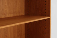 北欧より買い付けたHans J. Wegnerデザインのブックシェルフです。 彼のキャビネット類を数多く手がけたRY mobler社製の本棚です。本体はオーク材が使用されています。 シンプルなデザインながらも要所要所にウェグナーらしいデザインが施してあり、実用性にも優れている逸品です。