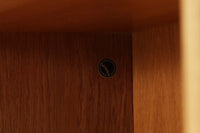 北欧より買い付けたHans J. Wegnerデザインのブックシェルフです。 彼のキャビネット類を数多く手がけたRY mobler社製の本棚です。本体はオーク材が使用されています。 シンプルなデザインながらも要所要所にウェグナーらしいデザインが施してあり、実用性にも優れている逸品です。