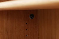 北欧より買い付けたHans J. Wegnerデザインのブックシェルフです。 彼のキャビネット類を数多く手がけたRY mobler社製の本棚です。本体はオーク材が使用されています。 シンプルなデザインながらも要所要所にウェグナーらしいデザインが施してあり、実用性にも優れている逸品です。高さがあるため使用中には見えにくいですが、天板に輪染みがあるため、お求めやすい価格に設定しています。