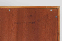 北欧より買い付けたHans J. Wegnerデザインのブックシェルフです。 彼のキャビネット類を数多く手がけたRY mobler社製の本棚です。本体はオーク材が使用されています。 シンプルなデザインながらも要所要所にウェグナーらしいデザインが施してあり、実用性にも優れている逸品です。高さがあるため使用中には見えにくいですが、天板に輪染みがあるため、お求めやすい価格に設定しています。