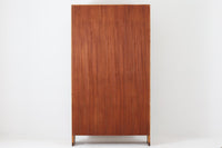 北欧より買い付けたHans J. Wegnerデザインのブックシェルフです。 彼のキャビネット類を数多く手がけたRY mobler社製の本棚です。本体はオーク材が使用されています。 シンプルなデザインながらも要所要所にウェグナーらしいデザインが施してあり、実用性にも優れている逸品です。高さがあるため使用中には見えにくいですが、天板に輪染みがあるため、お求めやすい価格に設定しています。