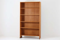 北欧より買い付けたHans J. Wegnerデザインのブックシェルフです。 彼のキャビネット類を数多く手がけたRY mobler社製の本棚です。本体はオーク材が使用されています。 シンプルなデザインながらも要所要所にウェグナーらしいデザインが施してあり、実用性にも優れている逸品です。高さがあるため使用中には見えにくいですが、天板に輪染みがあるため、お求めやすい価格に設定しています。