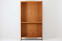 北欧より買い付けたHans J. Wegnerデザインのブックシェルフです。 彼のキャビネット類を数多く手がけたRY mobler社製の本棚です。本体はオーク材が使用されています。 シンプルなデザインながらも要所要所にウェグナーらしいデザインが施してあり、実用性にも優れている逸品です。高さがあるため使用中には見えにくいですが、天板に輪染みがあるため、お求めやすい価格に設定しています。