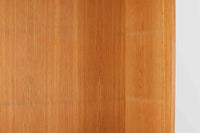 北欧より買い付けたHans J. Wegnerデザインのブックシェルフです。 彼のキャビネット類を数多く手がけたRY mobler社製の本棚です。本体はオーク材が使用されています。 シンプルなデザインながらも要所要所にウェグナーらしいデザインが施してあり、実用性にも優れている逸品です。高さがあるため使用中には見えにくいですが、天板に輪染みがあるため、お求めやすい価格に設定しています。