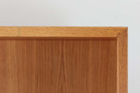 北欧より買い付けたHans J. Wegnerデザインのブックシェルフです。 彼のキャビネット類を数多く手がけたRY mobler社製の本棚です。本体はオーク材が使用されています。 シンプルなデザインながらも要所要所にウェグナーらしいデザインが施してあり、実用性にも優れている逸品です。高さがあるため使用中には見えにくいですが、天板に輪染みがあるため、お求めやすい価格に設定しています。